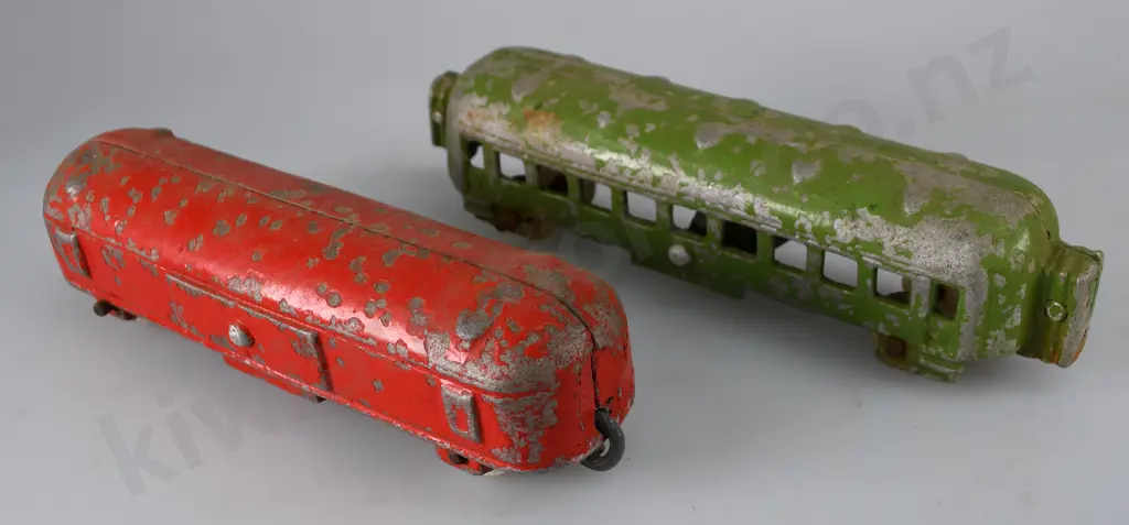 FUN HO CARRIAGE TRAIN AND GUARDS VAN Image 1++