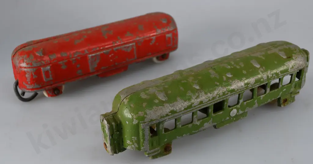 FUN HO CARRIAGE TRAIN AND GUARDS VAN Image 1++