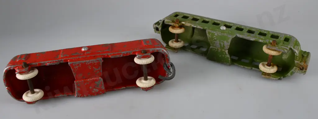 FUN HO CARRIAGE TRAIN AND GUARDS VAN Image 1++