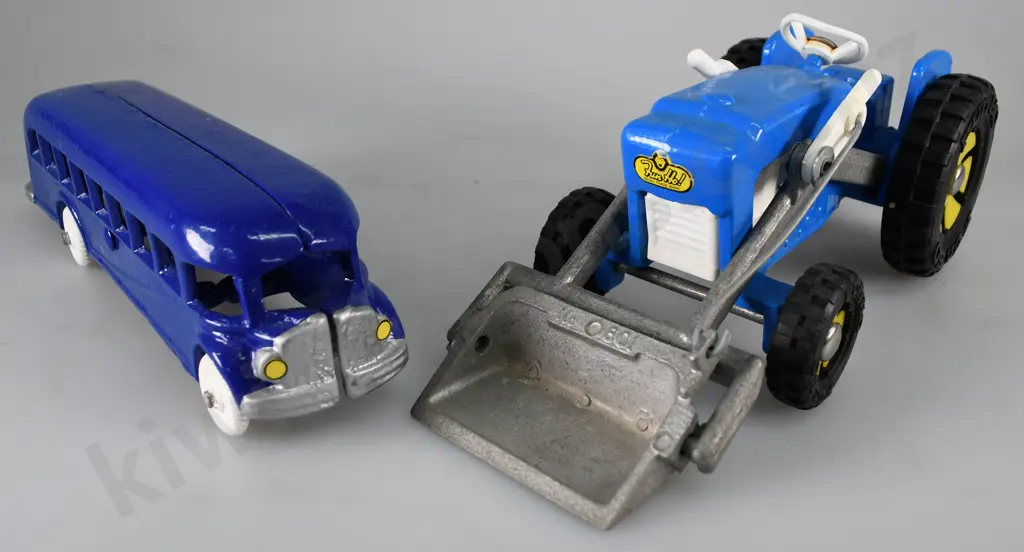 FUN HO RAILWAY BUS & TRACTOR FRONT END LOADER Image 1++