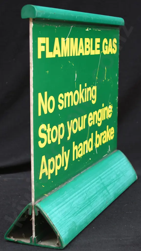 FLAMMABLE GAS PLASTIC SIGN Image 1++