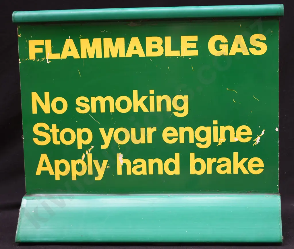 FLAMMABLE GAS PLASTIC SIGN Image 1++