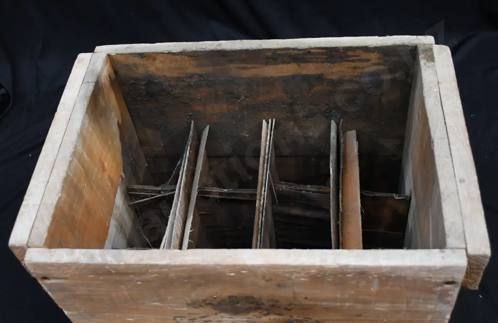 MOBIL OIL BOTTLE WOODED CRATE Image 1++