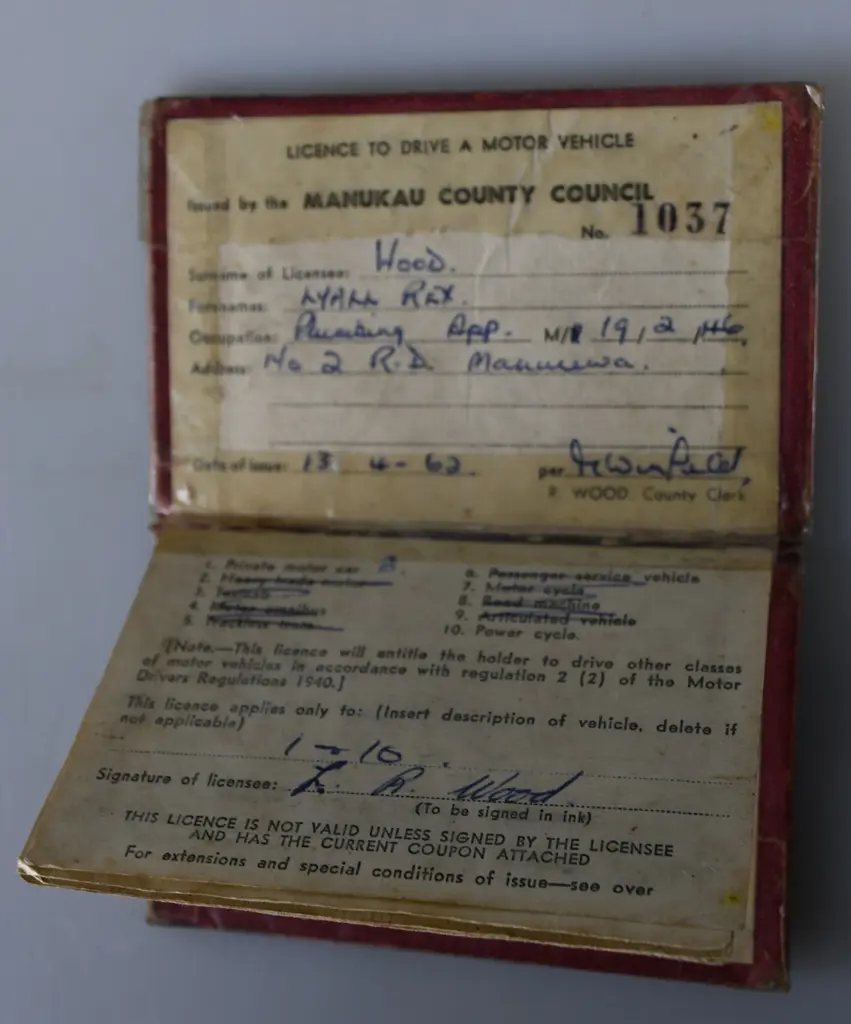 ASSORTED VINTAGE ITEMS Image 1++