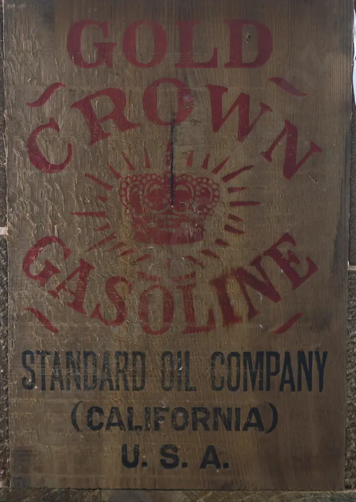 GOLD CROWN GASOLINE OIL BOX Image 1++