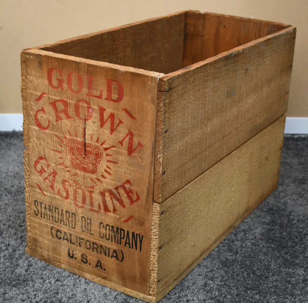 GOLD CROWN GASOLINE OIL BOX Image 1++