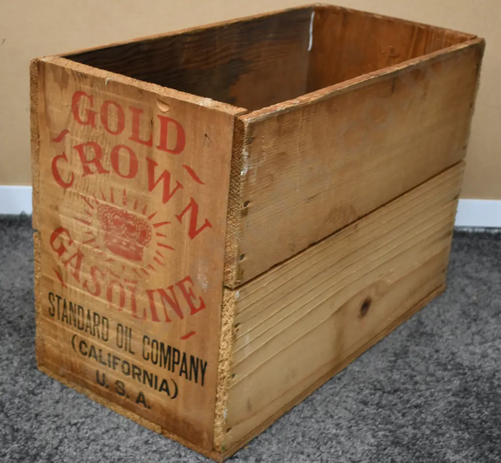 GOLD CROWN GASOLINE OIL BOX Image 1++
