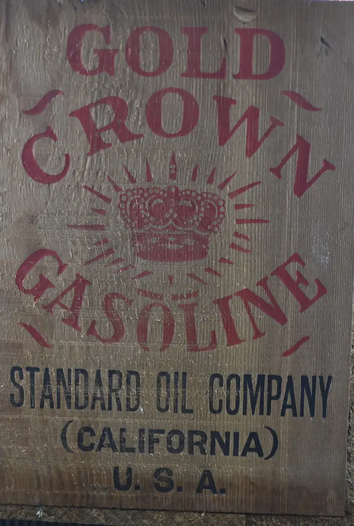 GOLD CROWN GASOLINE OIL BOX Image 1++