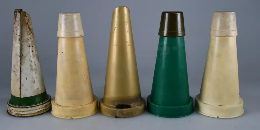 MOTORING OIL BOTTLE POURERS Image 1++