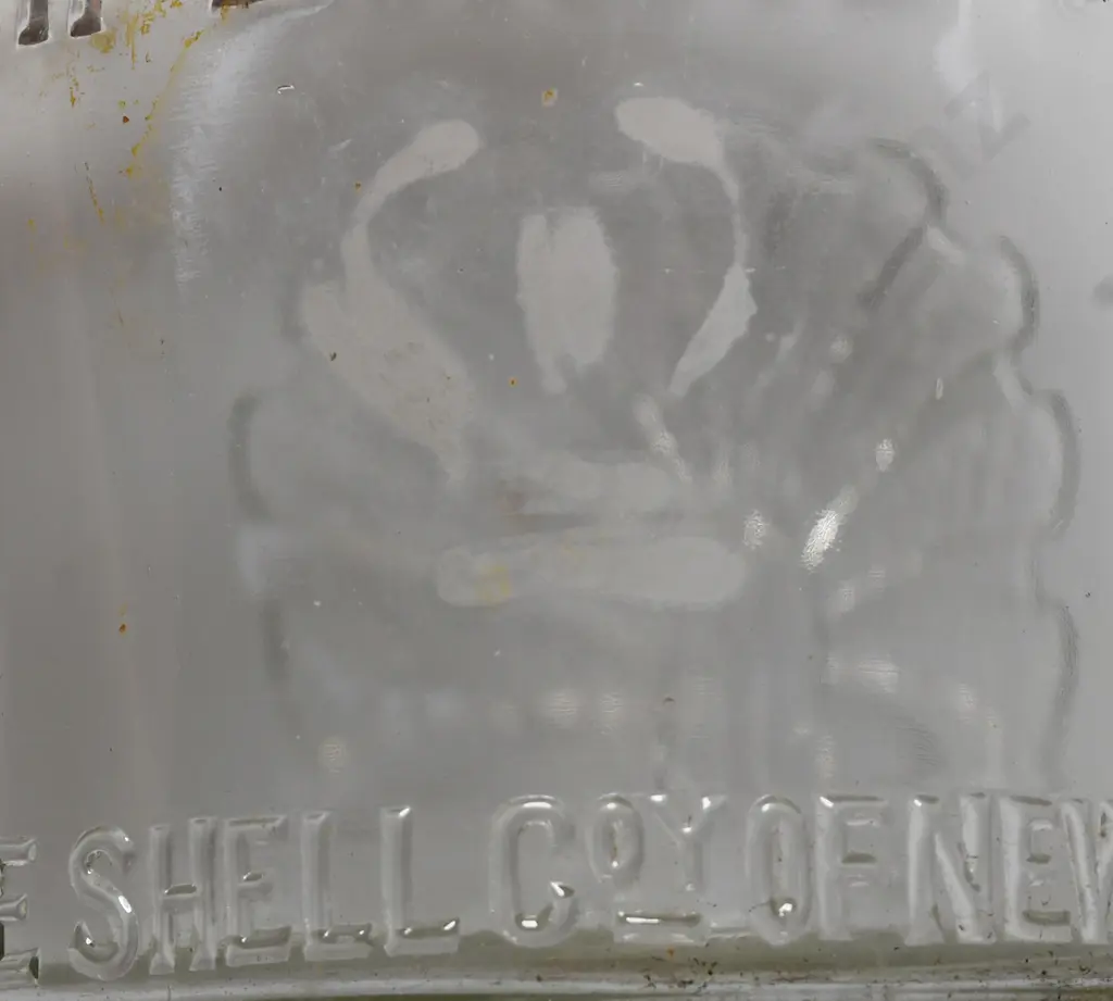 EARLY SHELL PINT OIL BOTTLE Image 1++