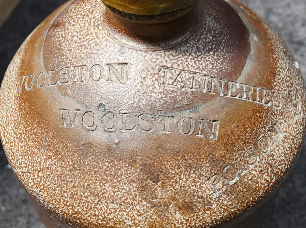 WOOLSTON TANNERIES 2 GALLON STONE JAR Image 1++