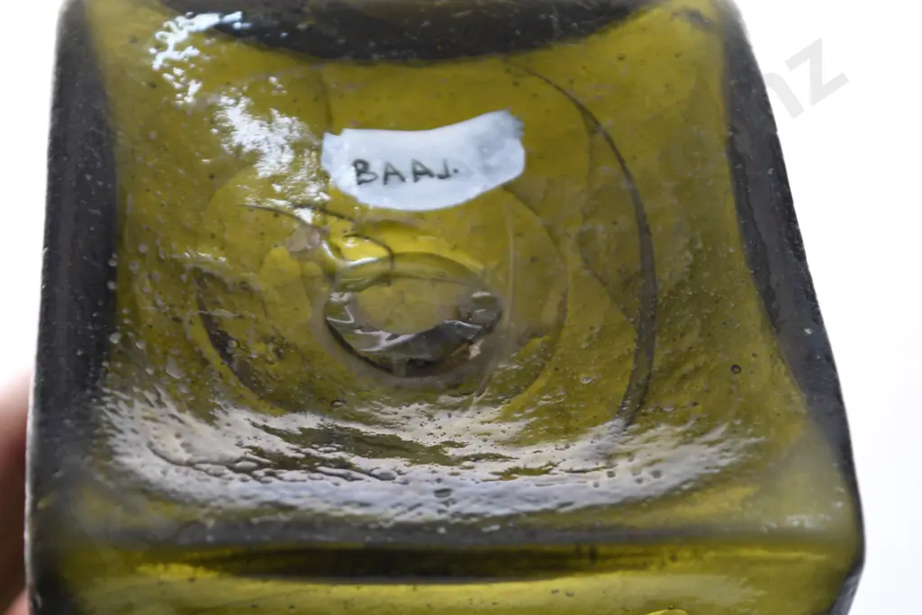EXTRA LARGE FREE BLOWN SQUARE GIN Image 1++