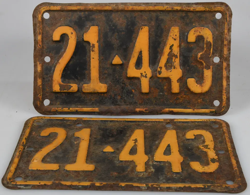 EARLY NEW ZEALAND MOTOR CYCLE NUMBER PLATES 1931 - 1932 Image 1++