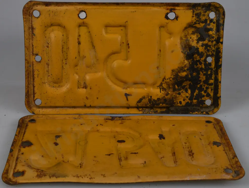 EARLY NEW ZEALAND MOTOR CYCLE NUMBER PLATES 1932 - 1933 Image 1++