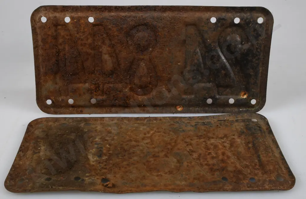 EARLY NEW ZEALAND MOTOR CYCLE NUMBER PLATES 1941 - 1946 Image 1++