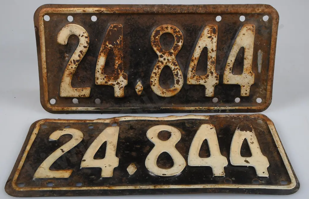 EARLY NEW ZEALAND MOTOR CYCLE NUMBER PLATES 1941 - 1946 Image 1++