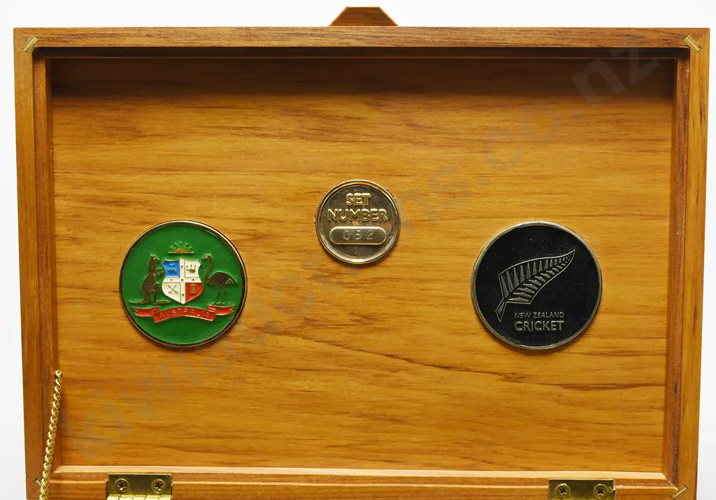 BENSON & HEDGES 1992 WORLD CUP CRICKET MEDALLIONS Image 1++