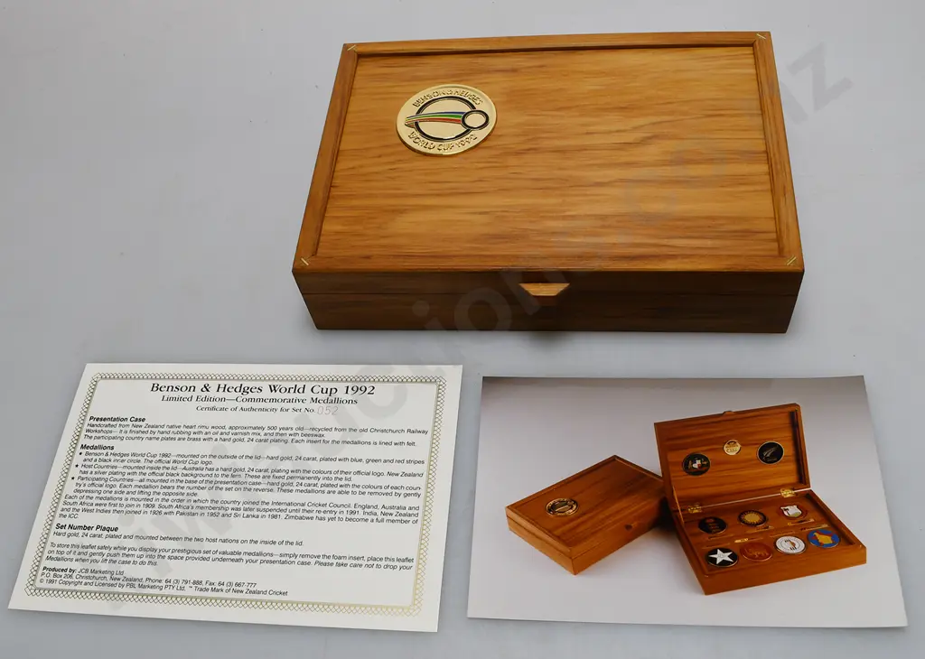 BENSON & HEDGES 1992 WORLD CUP CRICKET MEDALLIONS Image 1++