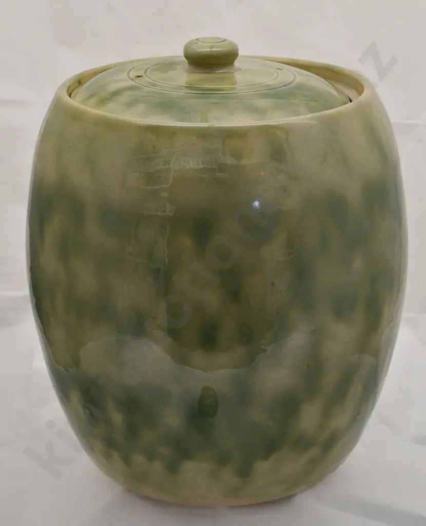 TIMARU POTTERIES MOTTLED 2 GALLON STORAGE JAR Image 1++