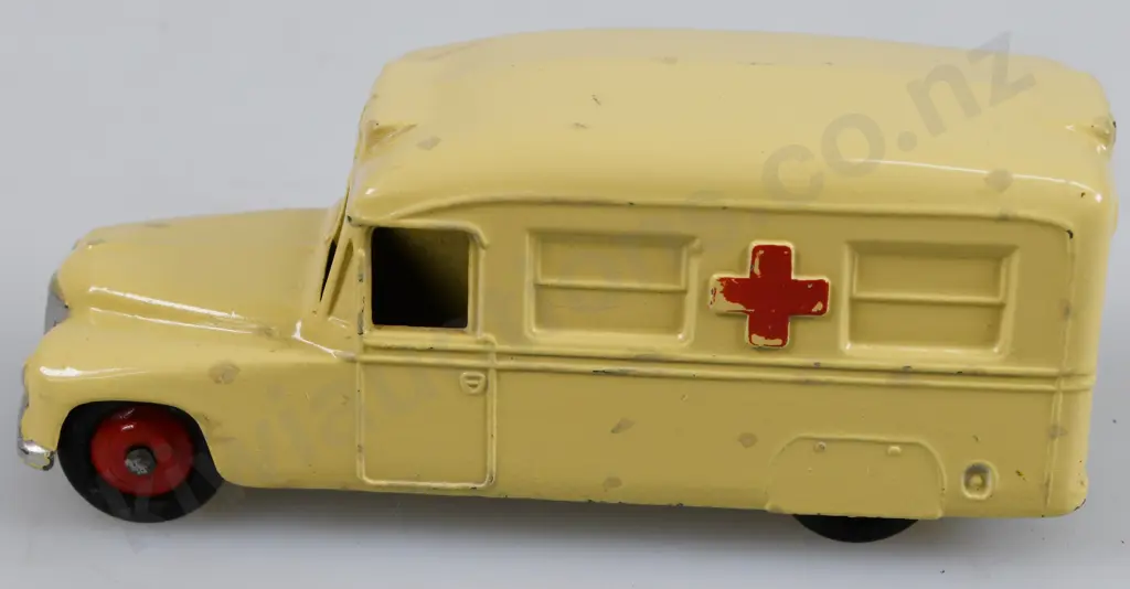 DINKY TOY MODEL 253 DAIMLER AMBULANCE Image 1++