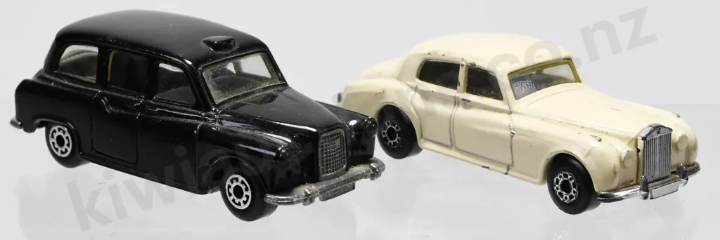 MATCHBOX TAXI & ROLLS-ROYCE SILVER CLOUD Image 1++