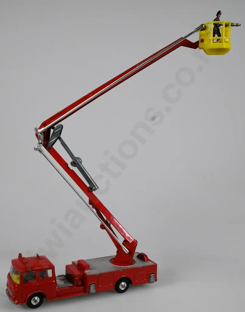 CORGI SIMON SNORKEL FIRE ENGINE Image 1++