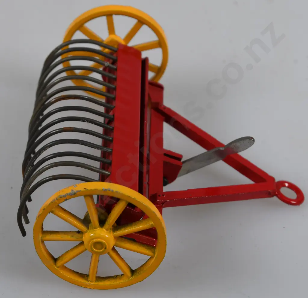DINKY TOY HAY RAKE 324 Image 1++