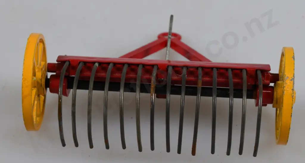 DINKY TOY HAY RAKE 324 Image 1++