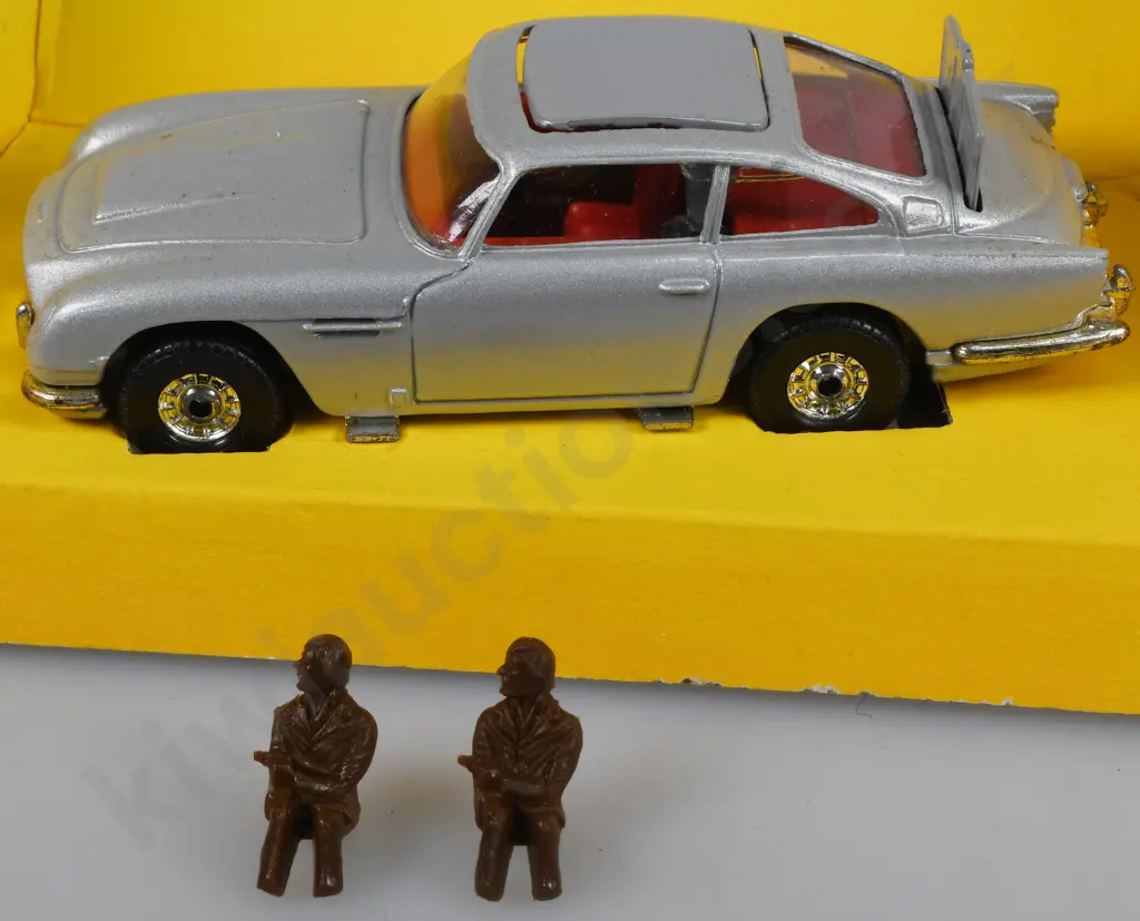 CORGI  JAMES BOND ASTON MARTIN Image 1++
