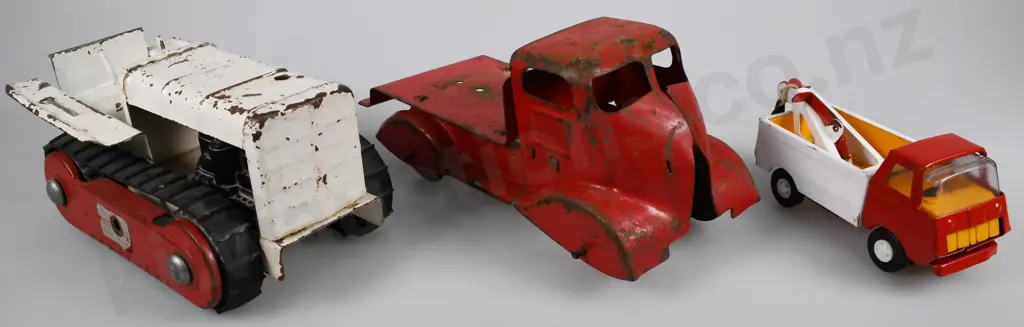 TIN PLATE TOYS ASSORTED Image 1++