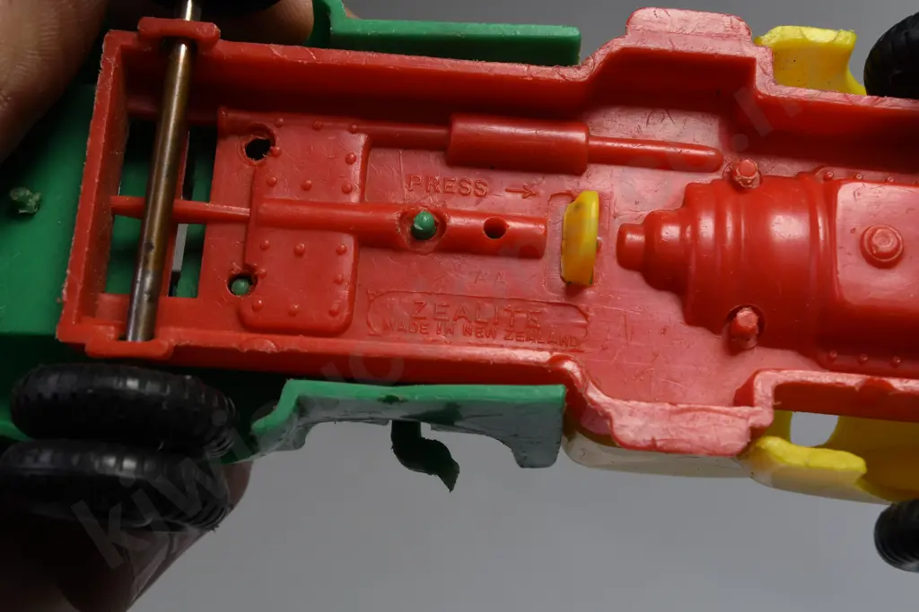 ZEALITE NEW ZEALAND MADE PLASTIC TOW TRUCK Image 1++