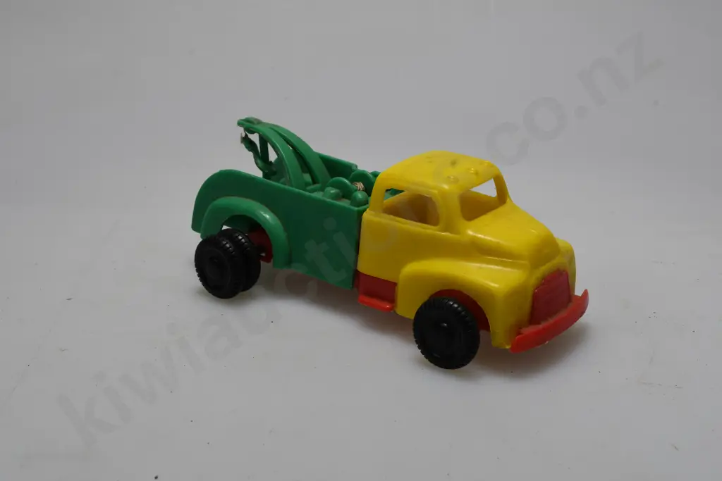 ZEALITE NEW ZEALAND MADE PLASTIC TOW TRUCK Image 1++