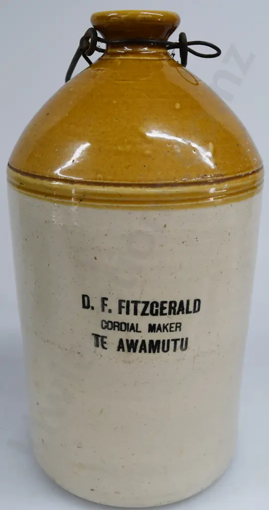 FITZGERALD TE AWAMUTU STONE JAR Image 1++