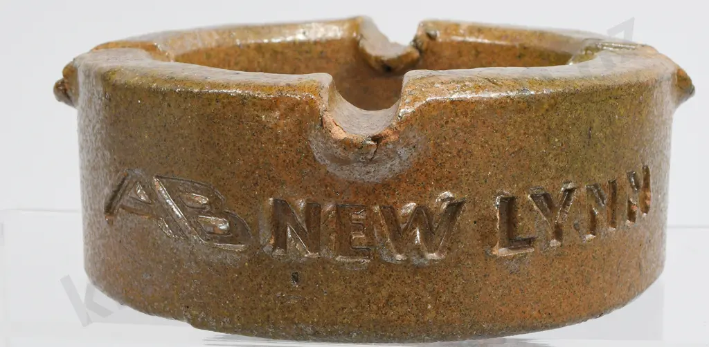 COLONIAL POTTERY NEW LYNN ASHTRAY Image 1++