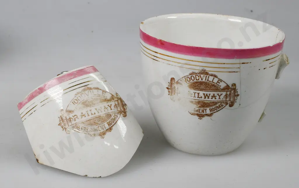 CROWN LYNN NEW ZEALAND RAILWAY CROCKERY Image 1++