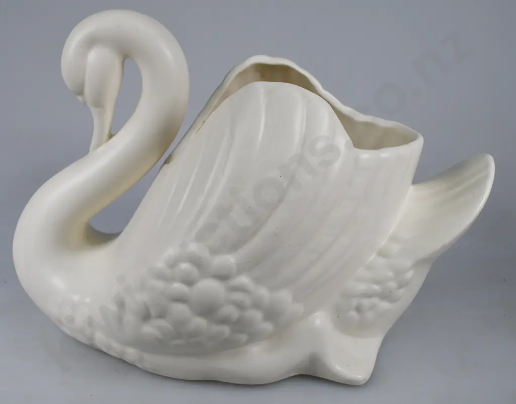 CROWN LYNN LARGE SWAN Image 1++