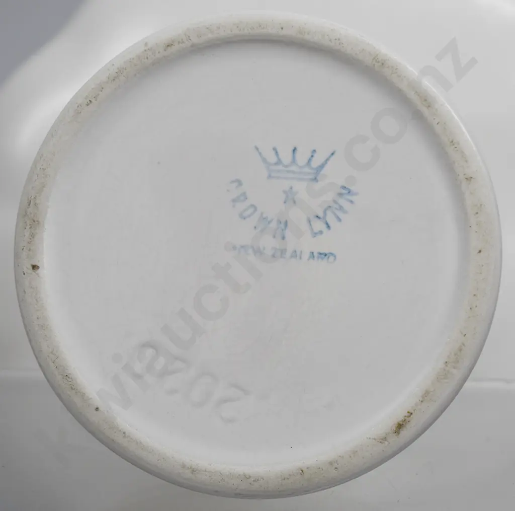 CROWN LYNN FOOTED COMPORT NUMBER 2020 Image 1++