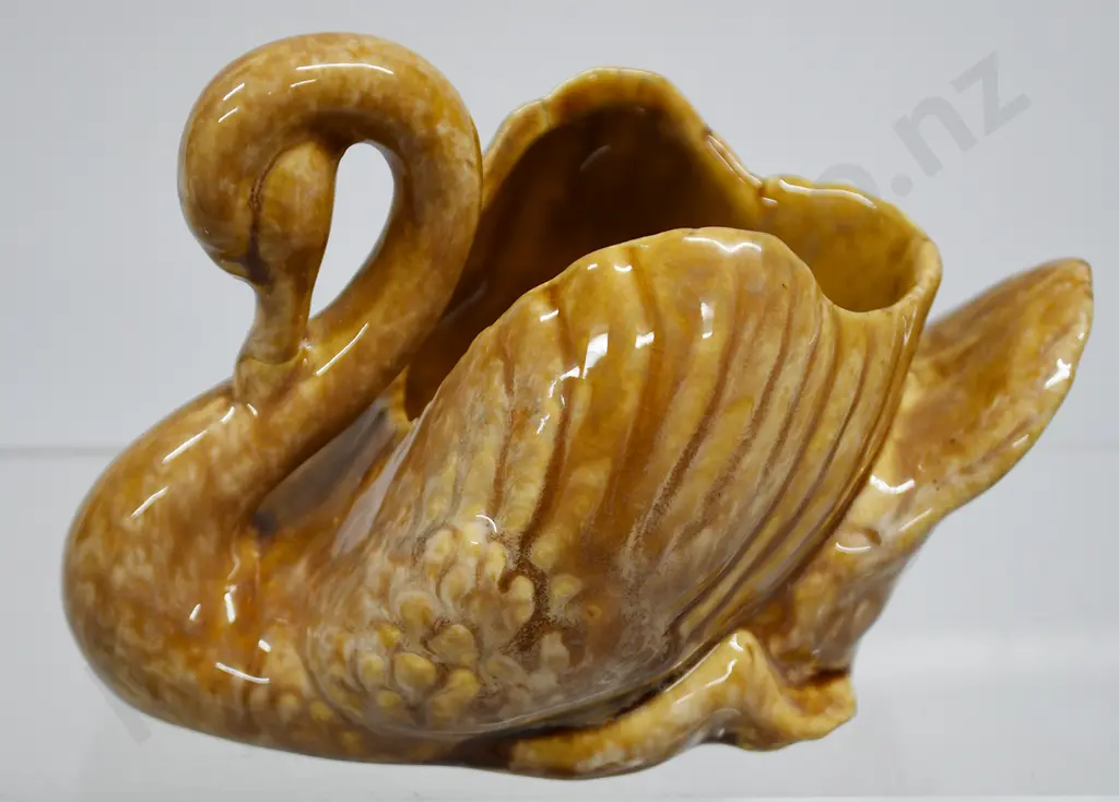 CROWN LYNN AMBRICO TRICKLE GLAZED SWAN Image 1++