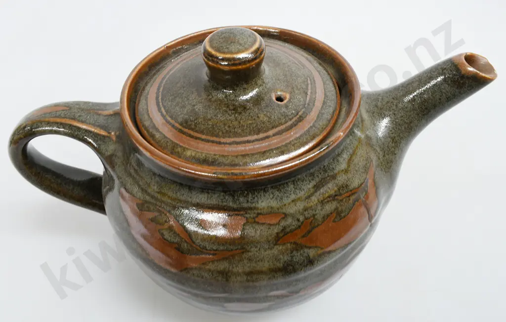 CREWENNA NZ POTTERY TEAPOT Image 1++