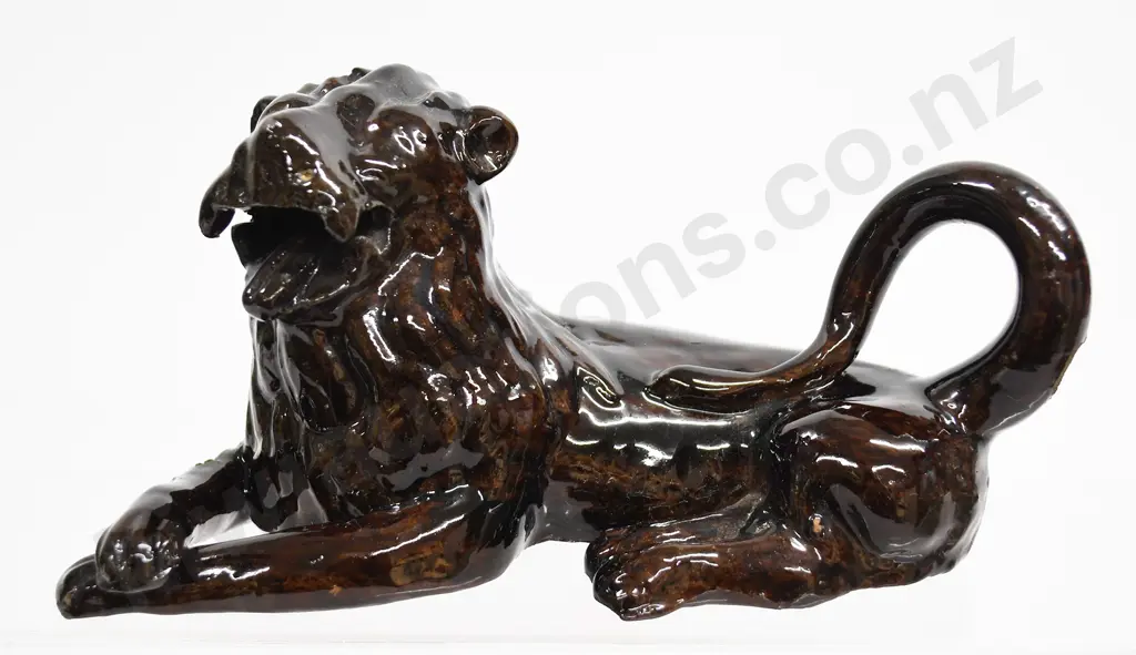 COLONIAL POTTERY SITTING LION Image 1++