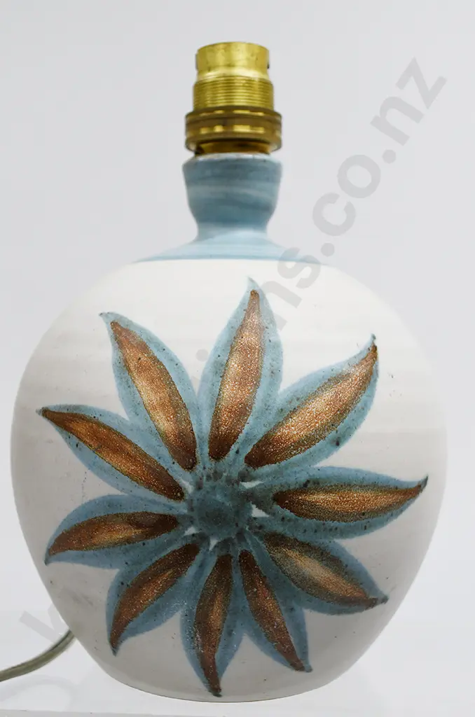 HANMER POTTERY TABLE LAMP Image 1++