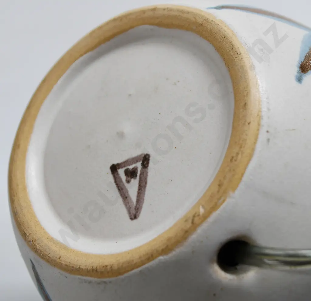 HANMER POTTERY TABLE LAMP Image 1++