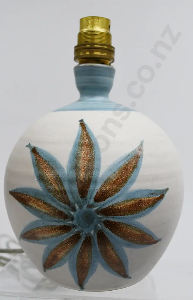 HANMER POTTERY TABLE LAMP Image 1++