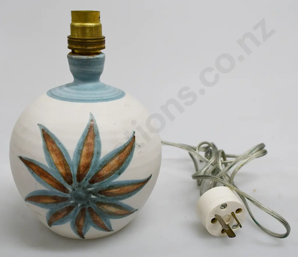 HANMER POTTERY TABLE LAMP Image 1++