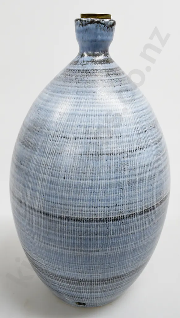 HANMER POTTERY TABLE LAMP Image 1++