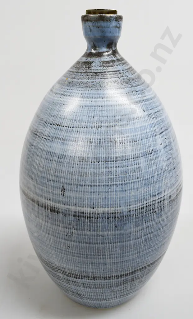 HANMER POTTERY TABLE LAMP Image 1++