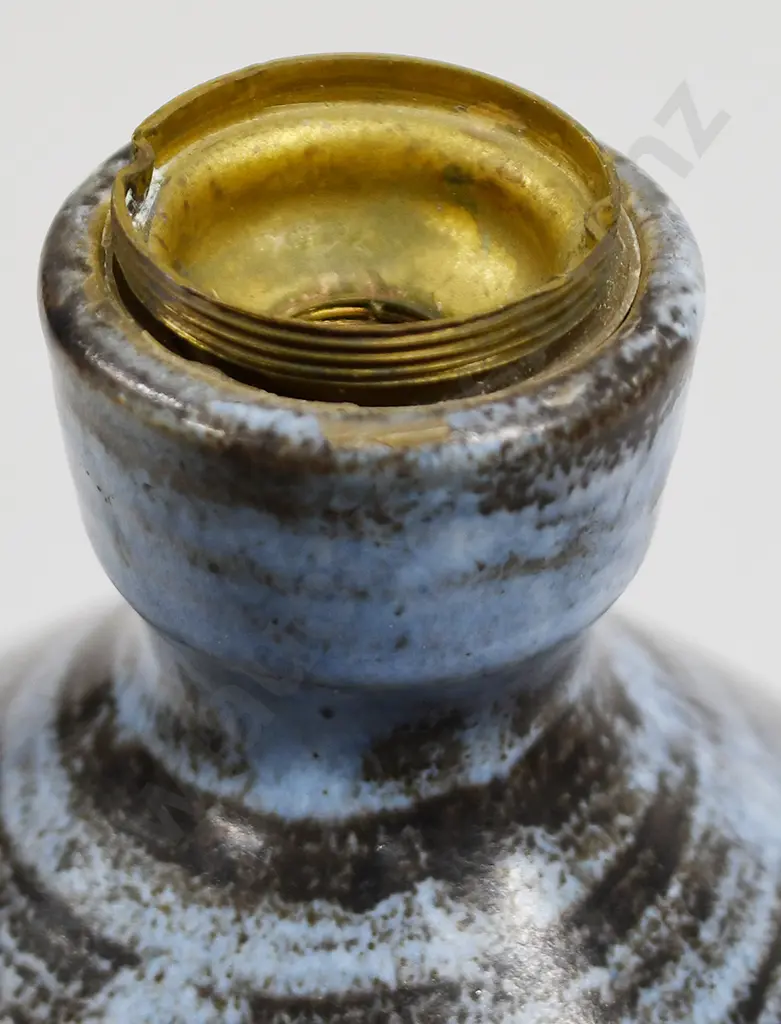 HANMER POTTERY TABLE LAMP Image 1++