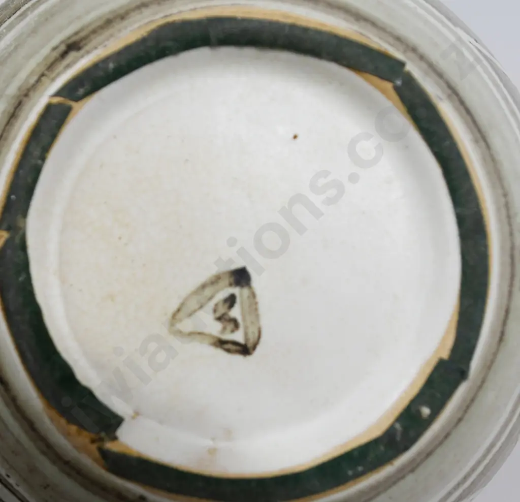 HANMER POTTERY LIDDED STORAGE CONTAINER Image 1++