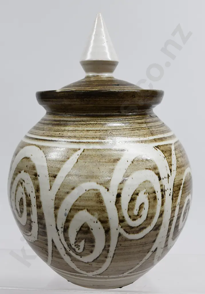 HANMER POTTERY LIDDED STORAGE CONTAINER Image 1++
