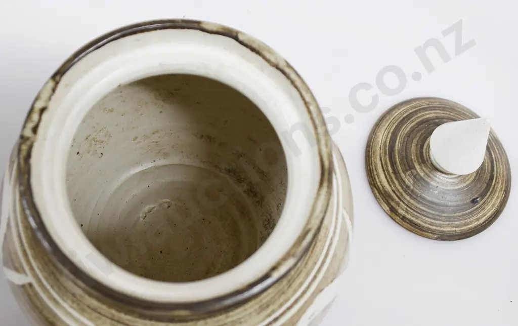 HANMER POTTERY LIDDED STORAGE CONTAINER Image 1++
